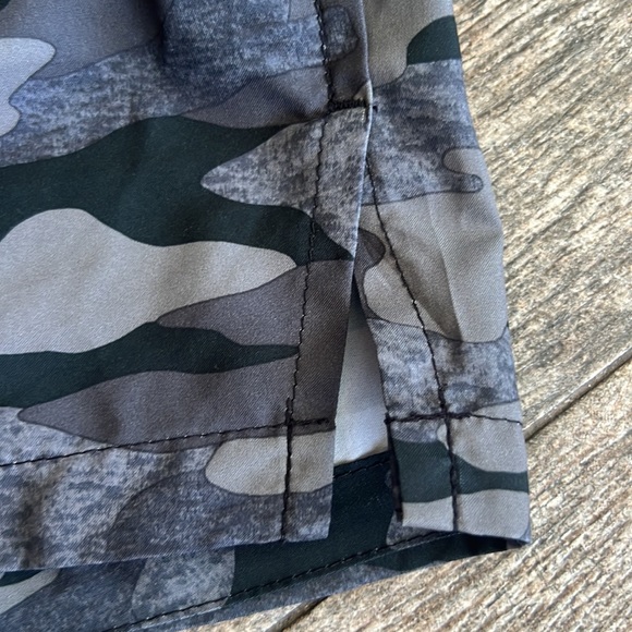 Old navy active  camouflage shorts - Picture 2 of 9